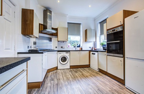 Hylands House | Spacious 4 Bedroom House with Free Parking!