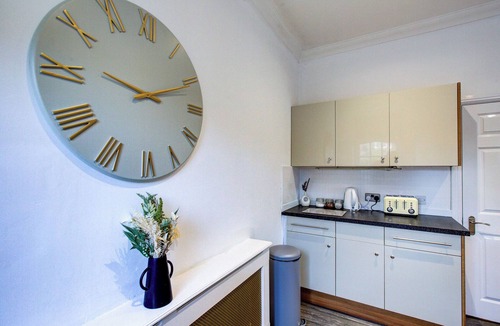 Hylands House | Spacious 4 Bedroom House with Free Parking!