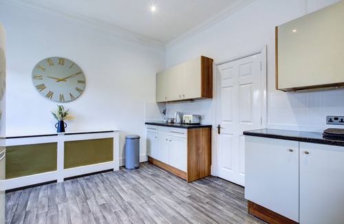 Hylands House | Spacious 4 Bedroom House with Free Parking!