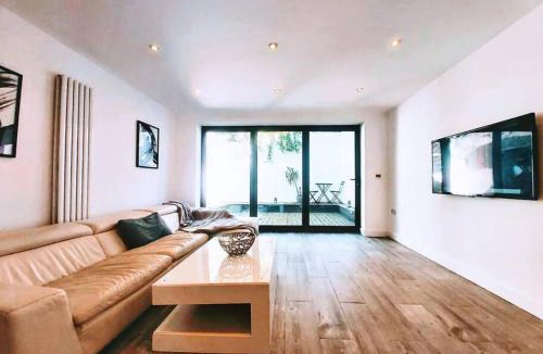 Whitnash House | Spacious 4 Bedroom House