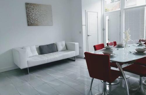 Whitnash House | Spacious 4 Bedroom House