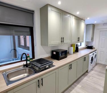 Forsbrook House | Spacious 4 Bedroom Home