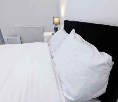 Forsbrook House | Spacious 4 Bedroom Home