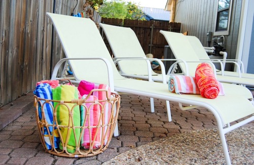 The Woods House | Spacious 4-bedroom house with Make-up bar, WiFi, Games, Hot-tub, & pool