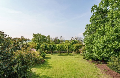 Bourgueil House | Spacious 4-Bedroom House for 10 Guests in Bourgueil, near Vineyards