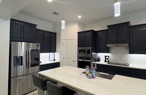 Central Arlington House | Spacious 4-bedroom house in tranquil Arlington with AC