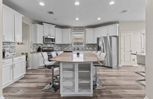 Richmond House | Spacious 4-bedroom house with pool table in charming Rosenberg