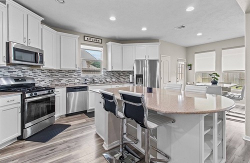 Richmond House | Spacious 4-bedroom house with pool table in charming Rosenberg