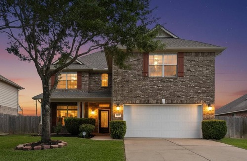 Richmond House | Spacious 4-bedroom house with pool table in charming Rosenberg