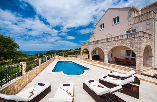 Zvekovica House | Spacious 4 bedroom home with Private heated Pool