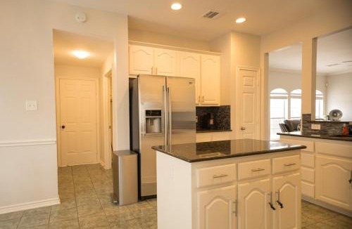 Valley Ranch House | Spacious 4 Bedroom home with private backyard