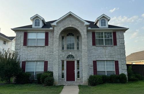 Valley Ranch House | Spacious 4 Bedroom home with private backyard