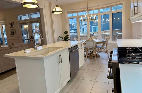 Oakville House | Spacious 4-bedroom house in Oakville with AC, WiFi