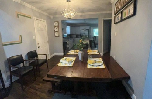 Southwestern House | Spacious 4-bedroom house in beautiful Atlanta with AC, WiFi -10min from airport