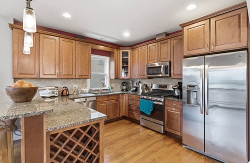 Albany Park House | Spacious 4-bedroom house in beautiful Chicago