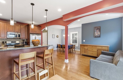Albany Park House | Spacious 4-bedroom house in beautiful Chicago