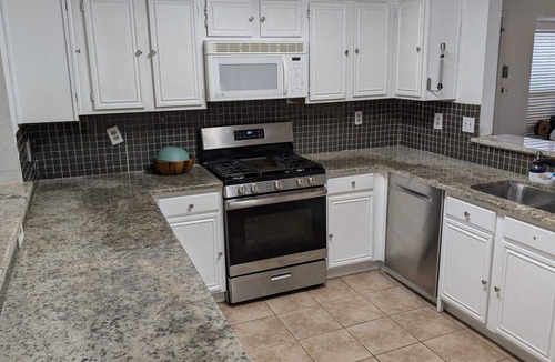 Corinth House | Spacious 4-bedroom House Great Location Next to 35 and Shopping Areas