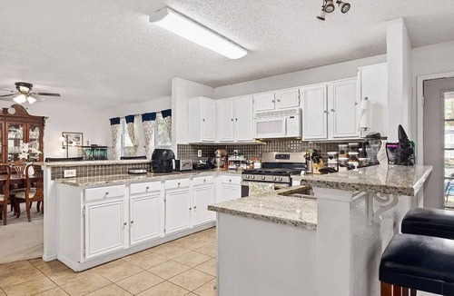 Corinth House | Spacious 4-bedroom House Great Location Next to 35 and Shopping Areas