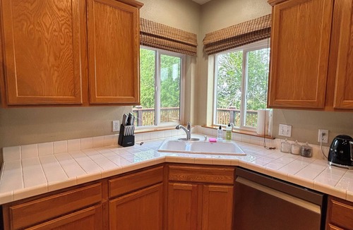 Pleasant Valley House | Spacious 4-bedroom house in charming Gresham with WiFi, AC, kitchen appliances,