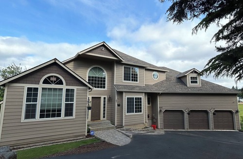 Pleasant Valley House | Spacious 4-bedroom house in charming Gresham with WiFi, AC, kitchen appliances,