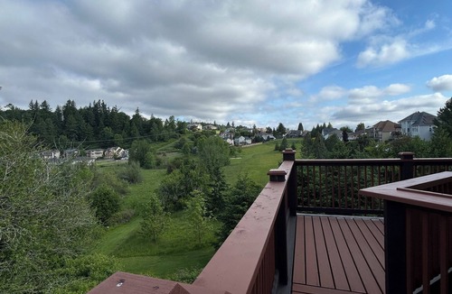 Pleasant Valley House | Spacious 4-bedroom house in charming Gresham with WiFi, AC, kitchen appliances,