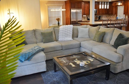 Westbury House | Spacious 4-bedroom house in Houston 20 mins to downtown, with Hot tub