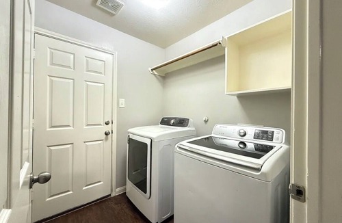 Houston House | Spacious 4-bedroom house in charming Houston with AC NEAR AIRPORT