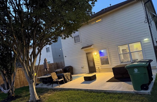 Central Southwest House | Spacious 4-bedroom house in tranquil Houston w/cool AC. 8 Miles to NRG Stadium