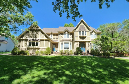 Leawood House | Spacious 4-bedroom house in delightful Leawood with AC