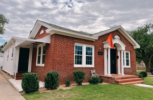 South Overton House | Spacious 4-bedroom house in Historic Overton District Lubbock New & Restored