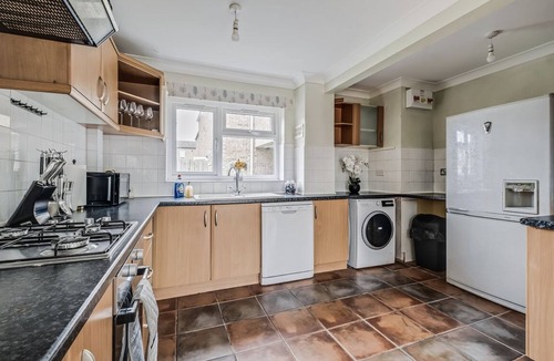 Corby House | Spacious 4 Bedroom House private parking