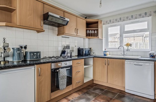 Corby House | Spacious 4 Bedroom House private parking