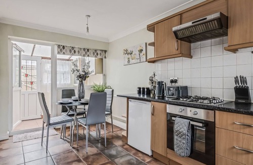 Corby House | Spacious 4 Bedroom House private parking