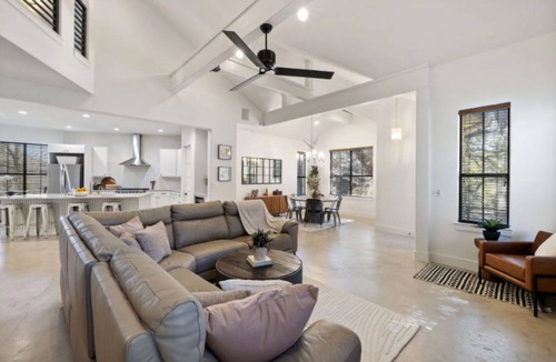 Travis Heights House | Spacious 4-bedroom house 1 block to Lady Bird Lake in DT Austin w/Fitness room.