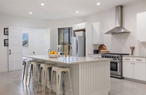 Travis Heights House | Spacious 4-bedroom house 1 block to Lady Bird Lake in DT Austin w/Fitness room.