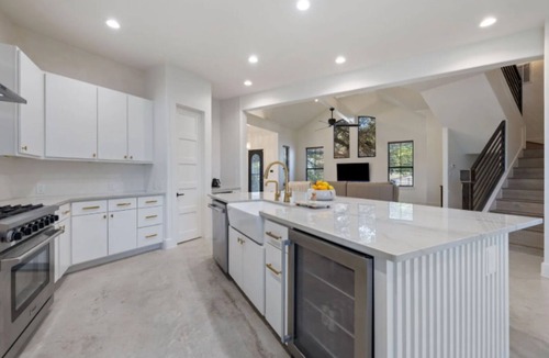 Travis Heights House | Spacious 4-bedroom house 1 block to Lady Bird Lake in DT Austin w/Fitness room.
