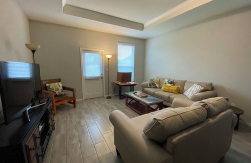 Boerne House | SPACIOUS 4-BEDROOM HOUSE NEAR SIX FLAGS AND LA CANTERA.