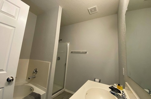 Boerne House | SPACIOUS 4-BEDROOM HOUSE NEAR SIX FLAGS AND LA CANTERA.