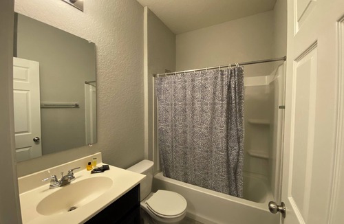 Boerne House | SPACIOUS 4-BEDROOM HOUSE NEAR SIX FLAGS AND LA CANTERA.
