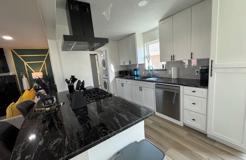 Buckner Terrace - Everglade Park House | Spacious 4-bedroom house in charming Dallas with AC, WiFi