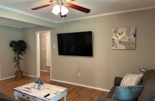 Euless House | Spacious 4-bedroom house in tranquil Euless with AC