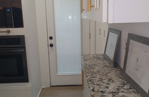 Orange House | Spacious 4-bedroom house in beautiful Orange with WiFi, AC