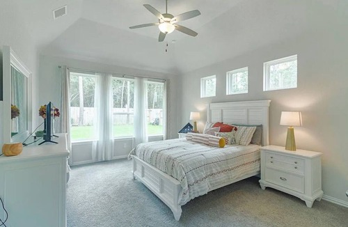 Willis House | Spacious 4-bedroom house in charming Woodlands Hills, close to Lake Conroe