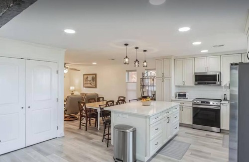 Woodway House | Spacious 4-bedroom house with an awesome view: Sunsets, Lake, Lightning Storms