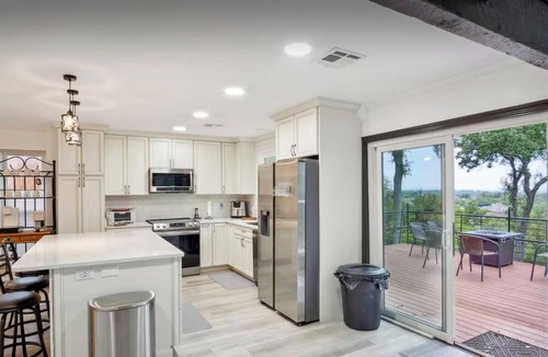 Woodway House | Spacious 4-bedroom house with an awesome view: Sunsets, Lake, Lightning Storms