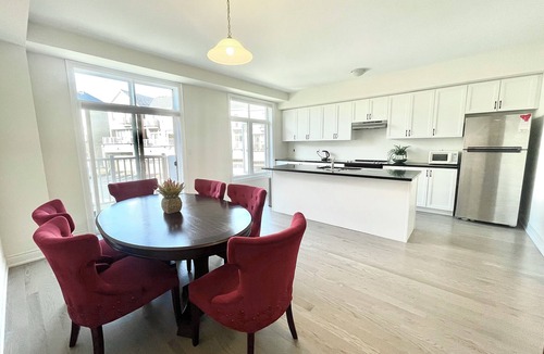 Markham House | Spacious 4 Bedroom Markham Townhouse with 2 Ensuite and King Memory Bed