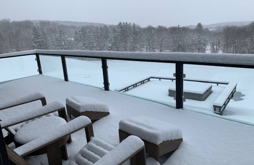 Town of Copake House | Spacious 4-bedroom modern house with outdoor hot tub close to Catamount skiing