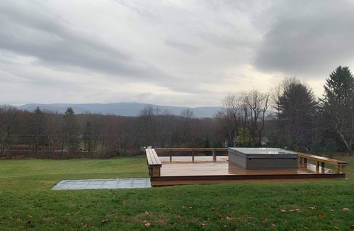 Town of Copake House | Spacious 4-bedroom modern house with outdoor hot tub close to Catamount skiing