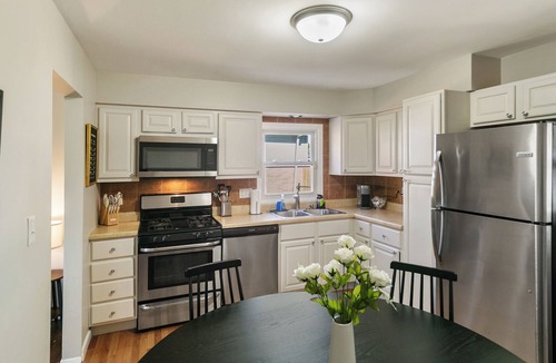 Waukegan House | Spacious 4 Bedroom Retreat W/Covered back Porch!