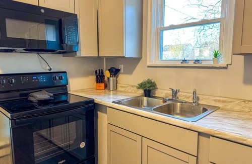 Dayton House | Spacious 4 bedroom, Sleeps 8 w/7 Beds + Parking